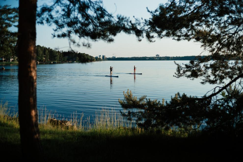 Kaksi sup-lautailijaa meren lahdella