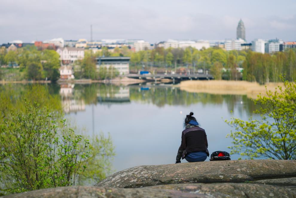 Helsinki Material Bank / Jussi Hellsten Nainen istuu kalliolla. Kuvaaja: Jussi Hellsten