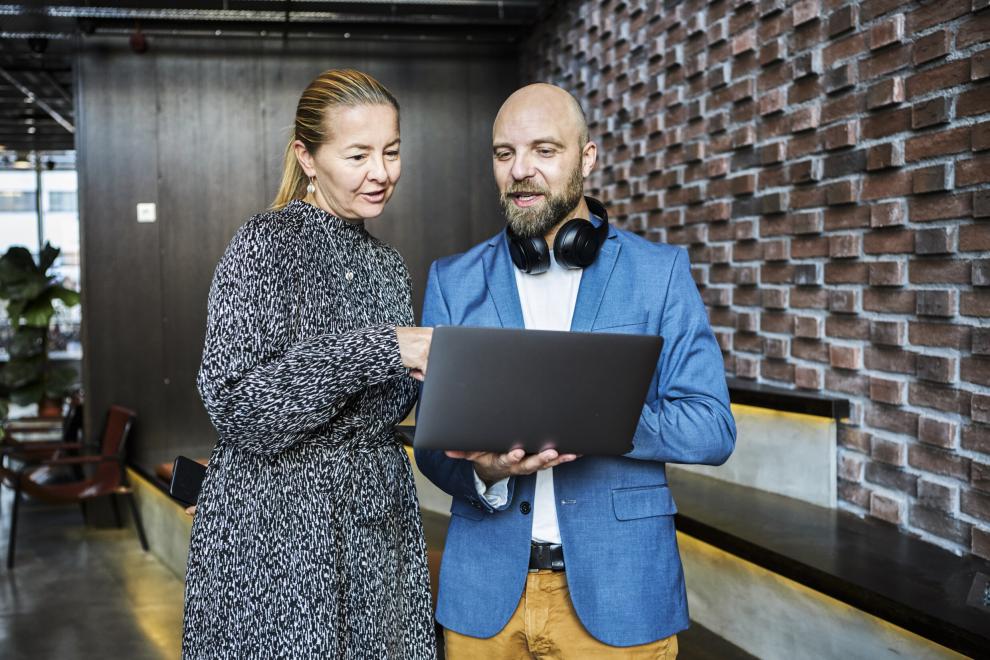 Helsinki Material Bank / Marek Sabogal / N2 Albiino Nainen ja mies katsovat yhdessä tietokonetta. Kuvaaja: Marek Sabogal / N2 Albiino.
