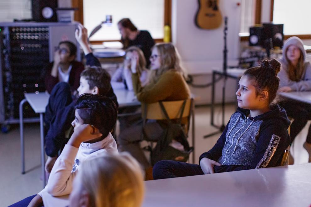 Helsinki Material Bank / Maija Astikainen Koululaisia musiikin tunnilla.