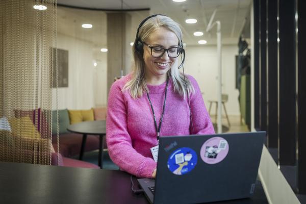 Helsingin kaupungin aineistopankki / Juho Kuva Nainen työskentelee tietokoneella.