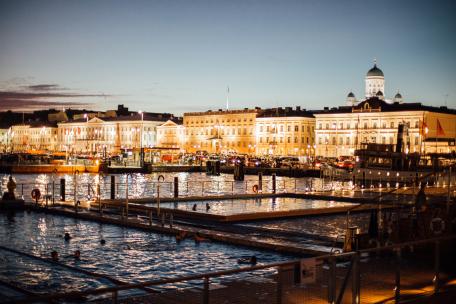 Kauppatori ja Helsingin kaupungintalo illan hämärässä. Kuvaaja: Julia Kivelä.