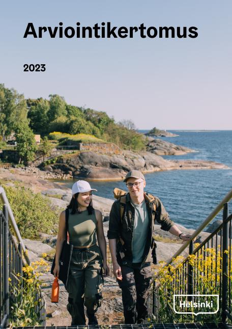 Helsingin kaupungin arviointikertomuksen kansikuva. Mies ja nainen kävelevät portaita saaristossa.
