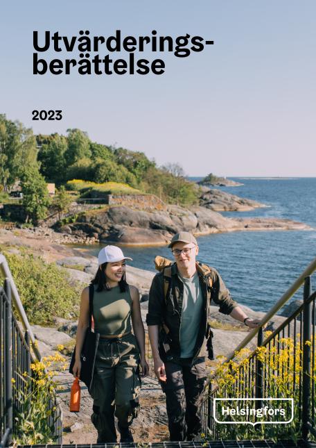 Mies ja nainen kävelevät portaita pitkin